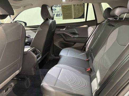 Used 2025 Volkswagen Tiguan SE image 18