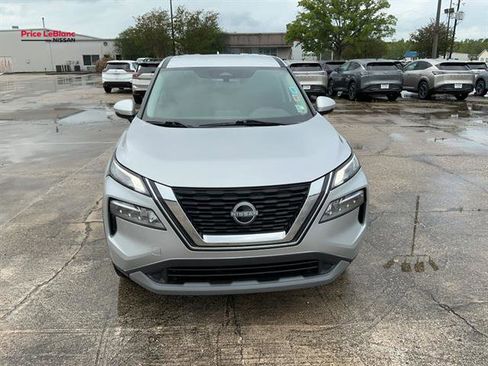 Used 2022 Nissan Rogue SV image 2