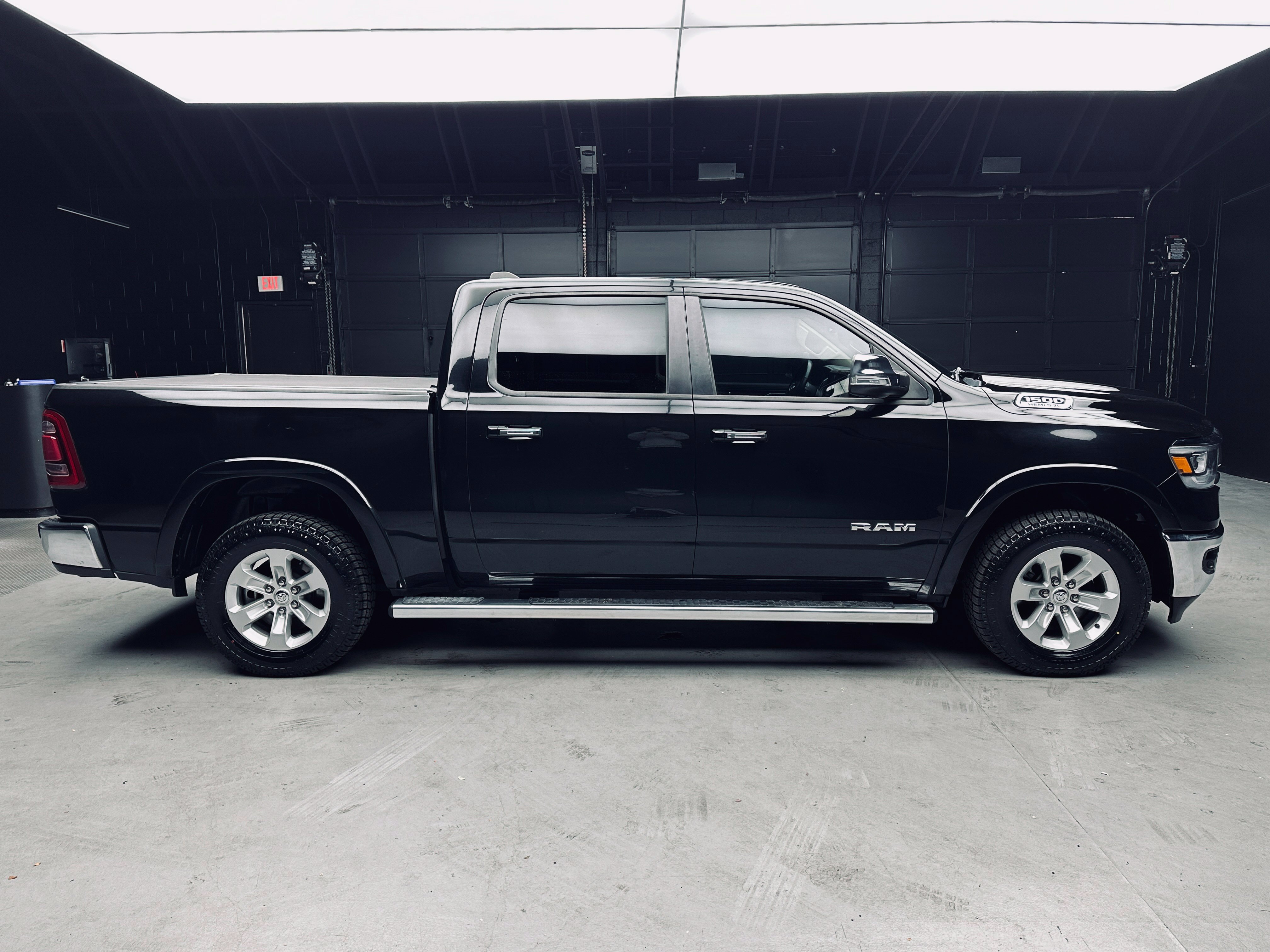 Used 2019 RAM 1500 Laramie AWD/4WD image 8