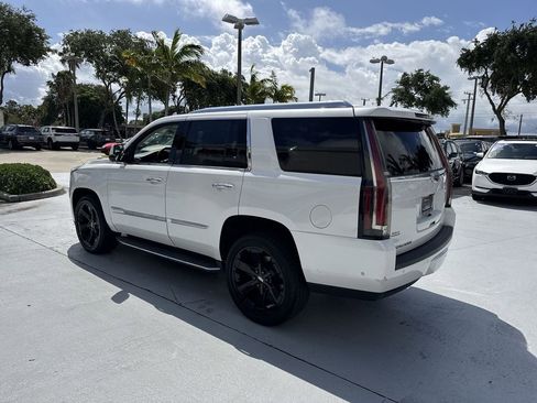 Used 2018 Cadillac Escalade Luxury AWD/4WD image 12