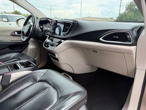 Used 2017 Chrysler Pacifica Touring-L FWD image 22