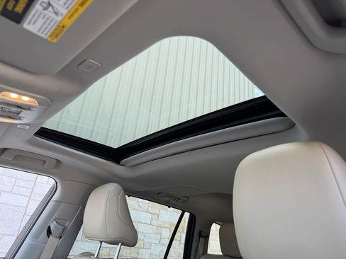 Used 2024 Toyota Highlander XLE FWD image 25