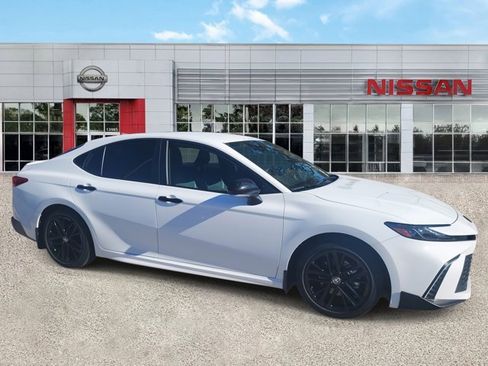 Used 2025 Toyota Camry SE image 3