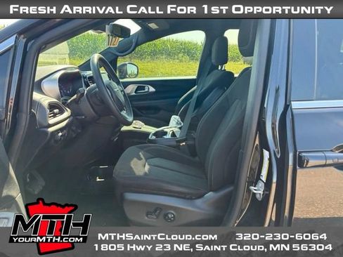 Used 2023 Chrysler Pacifica Touring FWD image 9