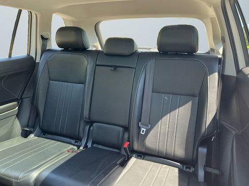 Used 2022 Volkswagen Tiguan SE w/ Panoramic Sunroof Package AWD/4WD image 14