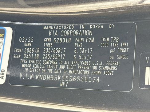 Used 2025 Kia Carnival FWD image 12