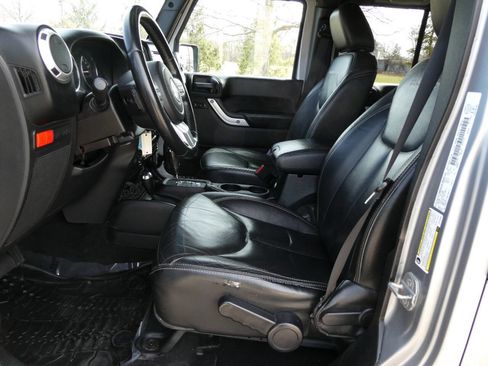 Used 2014 Jeep Wrangler Unlimited Rubicon w/ Dual Top Group image 8