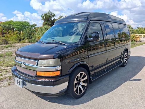 Used 2010 Chevrolet Express 1500 w/ Preferred Equipment Group image 2