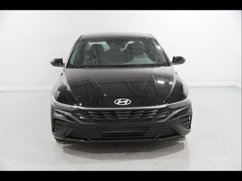 Certified 2025 Hyundai Elantra Sport FWD image 2