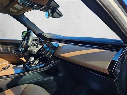 Used 2025 Land Rover Range Rover Sport SE image 17