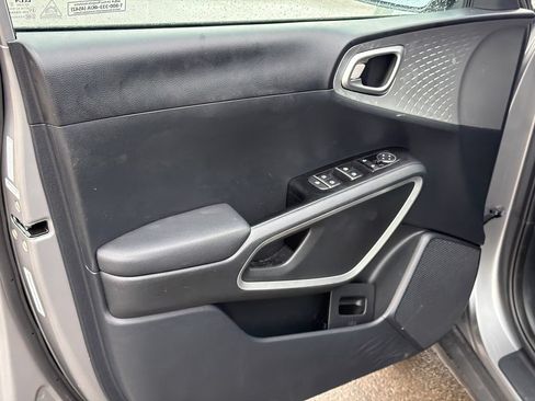 Used 2025 Kia Soul LX w/ LX Technology Package FWD image 10