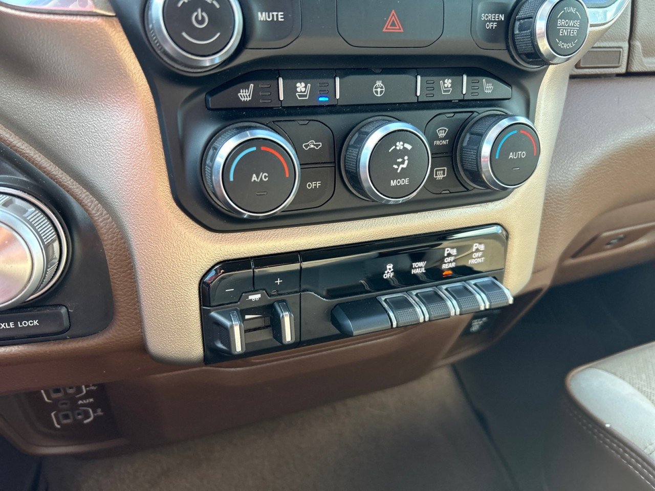 Used 2019 RAM 1500 Laramie AWD/4WD image 14