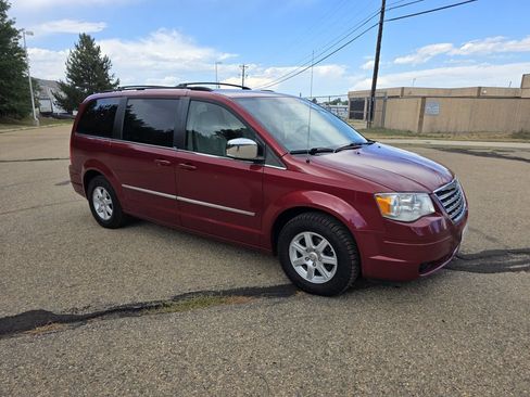 Used 2010 Chrysler Town & Country Touring Plus w/ Safetytec Group FWD image 10