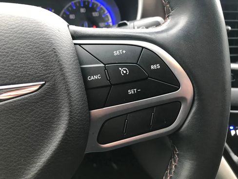 Used 2018 Chrysler Pacifica Touring-L image 18