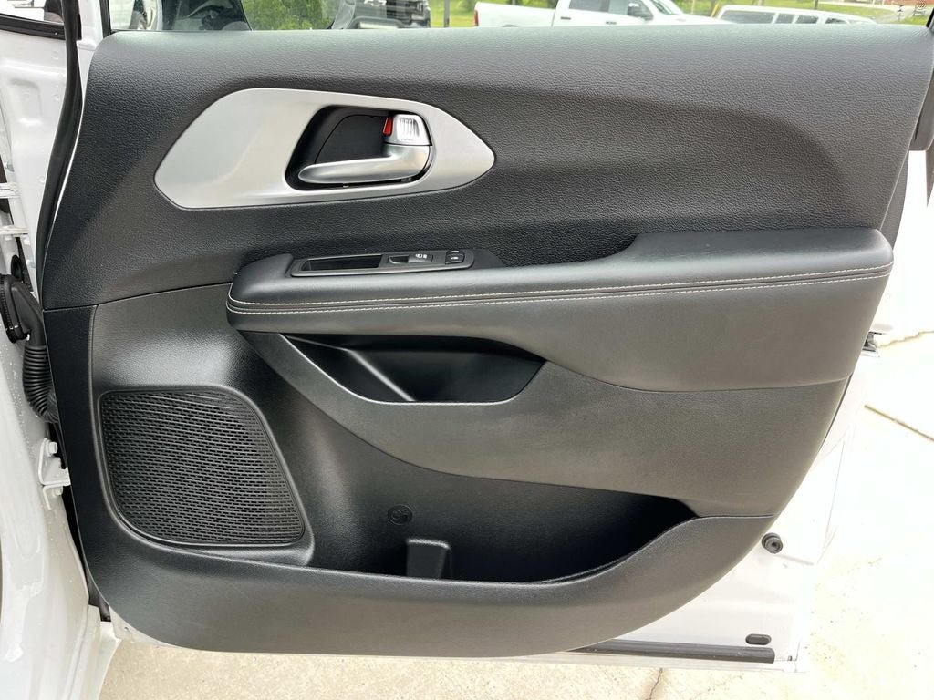 Used 2025 Chrysler Pacifica Limited FWD image 29