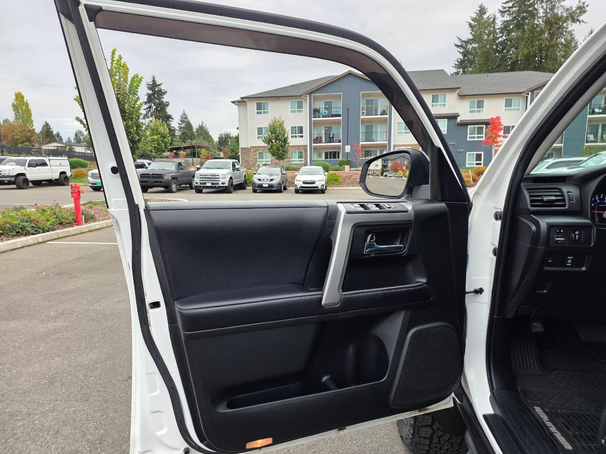Used 2018 Toyota 4Runner SR5 AWD/4WD image 22