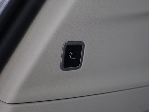Used 2024 Chrysler Pacifica Touring-L FWD image 21