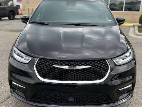 Used 2026 Chrysler Pacifica Select image 2