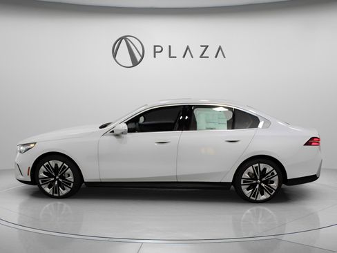 Certified 2025 BMW 530i xDrive w/ Premium Package image 2