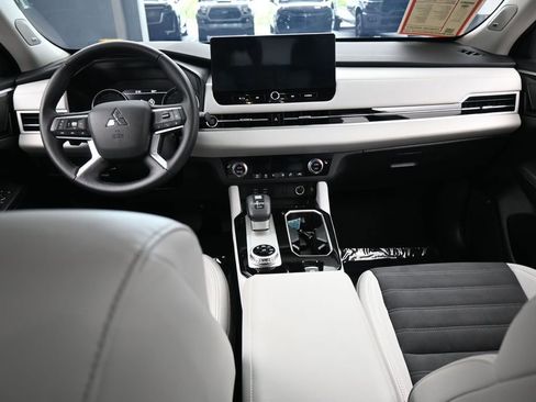 Used 2025 Mitsubishi Outlander SE FWD image 42