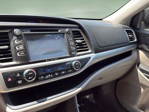 Used 2016 Toyota Highlander XLE AWD/4WD image 28