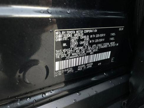 Used 2024 Toyota Venza XLE image 24