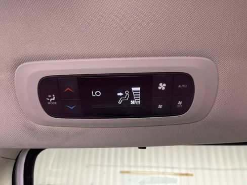 Used 2024 Chrysler Pacifica Touring-L FWD image 25