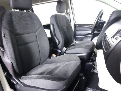 Used 2019 Dodge Grand Caravan SE w/ UConnect Hands-Free Group image 35