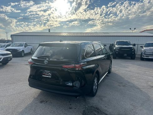 Used 2021 Toyota Sienna XLE AWD/4WD image 5