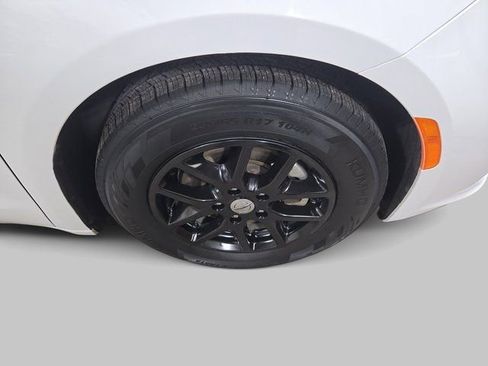 Used 2023 Chrysler Pacifica Touring-L image 34
