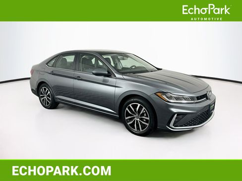 Used 2025 Volkswagen Jetta SE FWD image 1