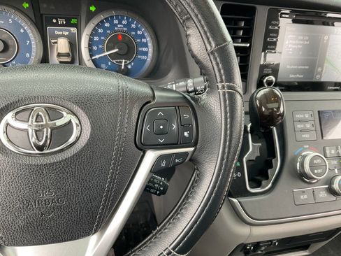 Used 2020 Toyota Sienna XLE w/ XLE Navigation Package image 33