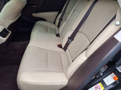 Used 2019 Lexus LS 500 w/ Accessory Package (Z2) RWD image 22