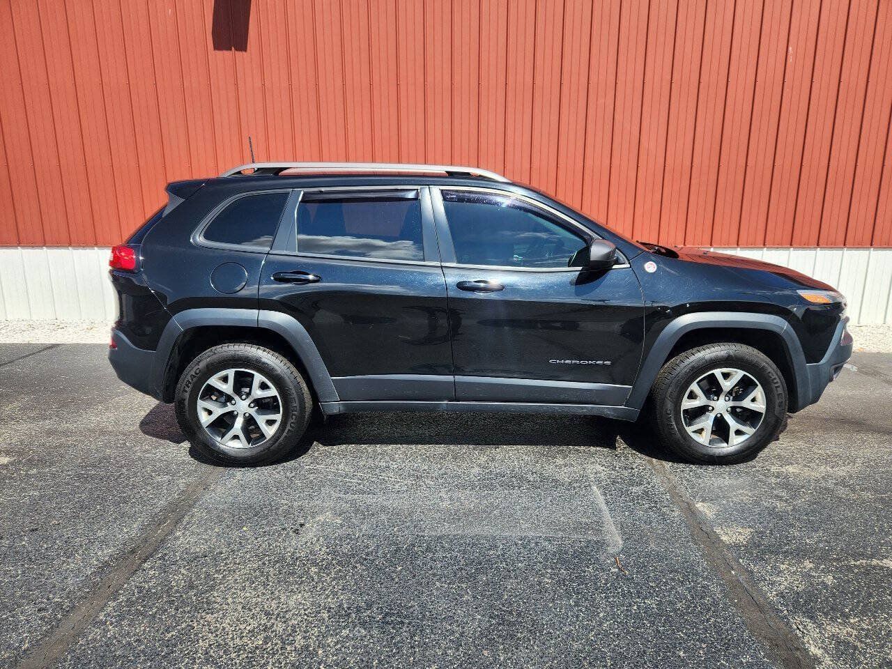 Used 2017 Jeep Cherokee Trailhawk w/ Cold Weather Group AWD/4WD image 8