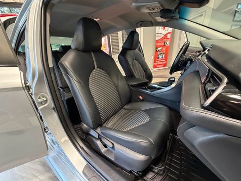 Used 2020 Toyota Camry SE FWD image 4