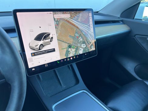Used 2021 Tesla Model Y Long Range AWD/4WD image 31