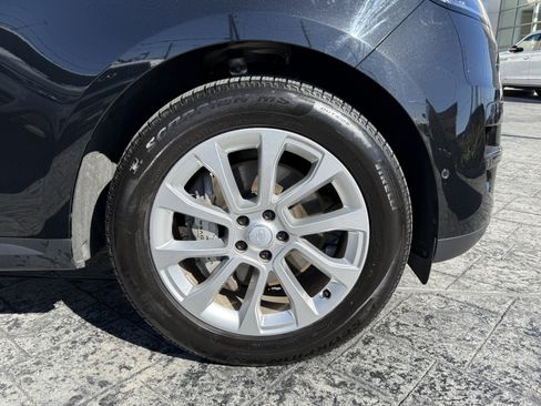 Used 2025 Land Rover Range Rover Sport SE image 9