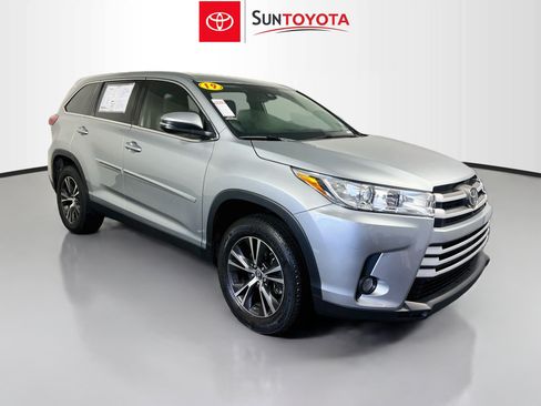 Used 2019 Toyota Highlander Plus FWD image 1