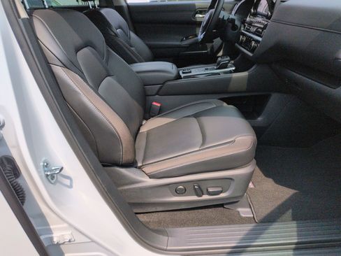 Used 2025 Nissan Pathfinder SL AWD/4WD image 36