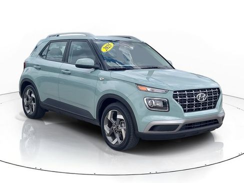 Used 2025 Hyundai Venue SEL FWD image 3