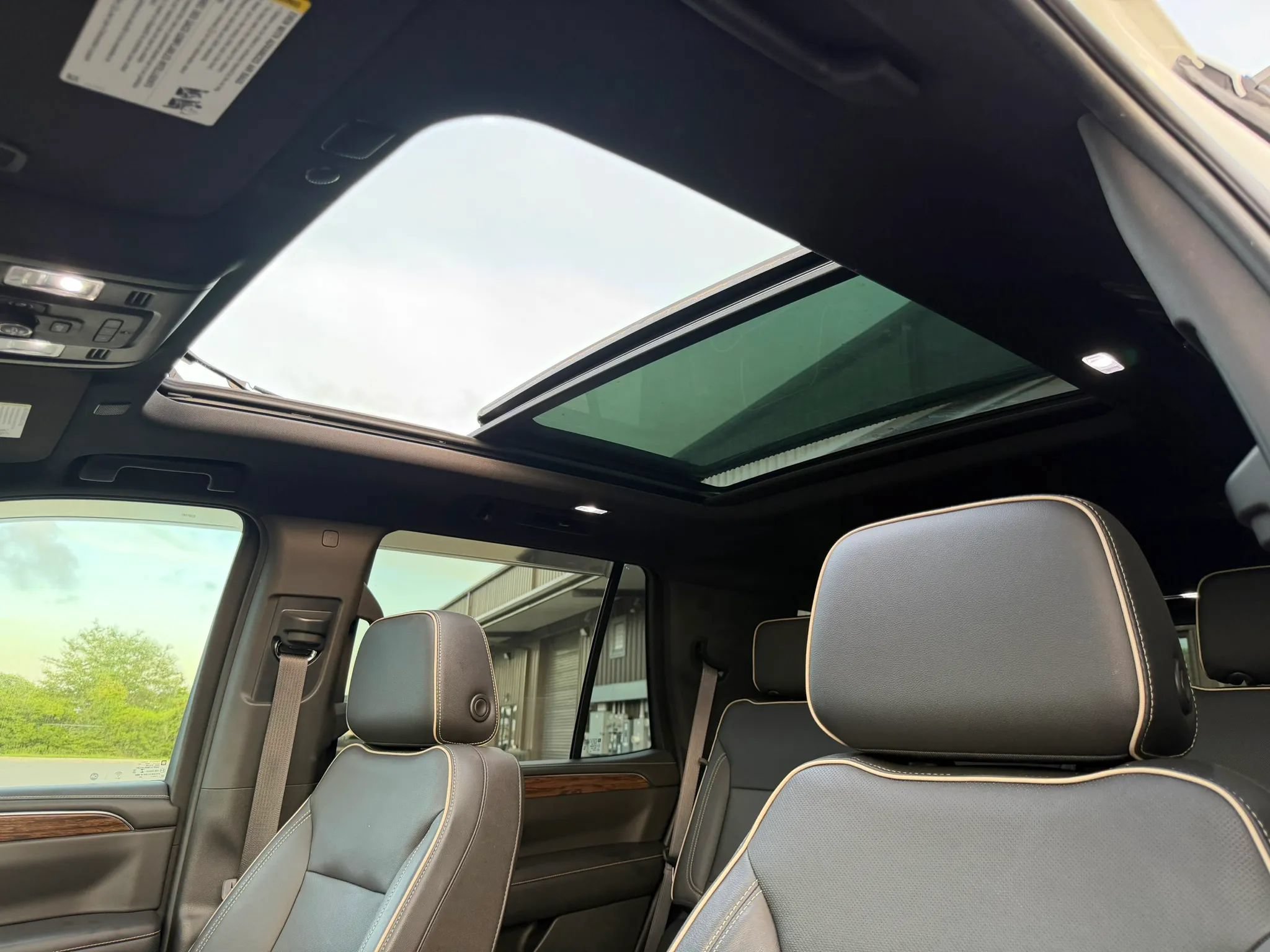 Used 2021 Chevrolet Tahoe Premier w/ Premium Package AWD/4WD image 36