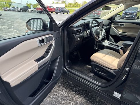 Used 2022 Ford Explorer XLT w/ Equipment Group 202A image 14