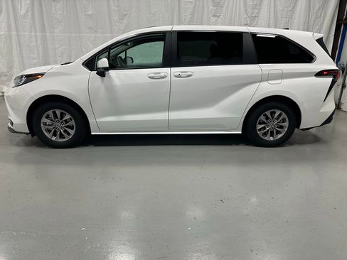 Used 2026 Toyota Sienna LE image 4