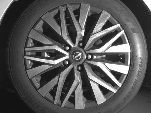 Used 2025 Nissan Altima 2.5 SV FWD image 12