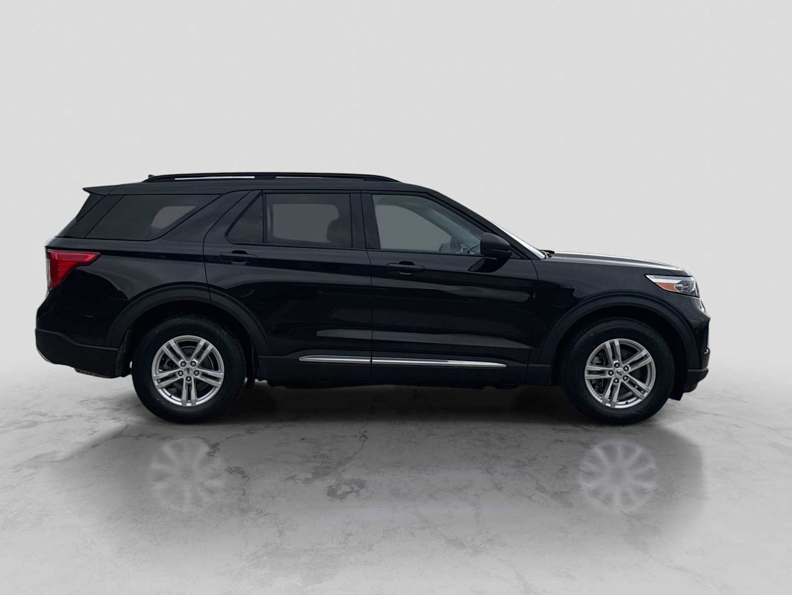 Used 2023 Ford Explorer XLT w/ Equipment Group 202A AWD/4WD image 7