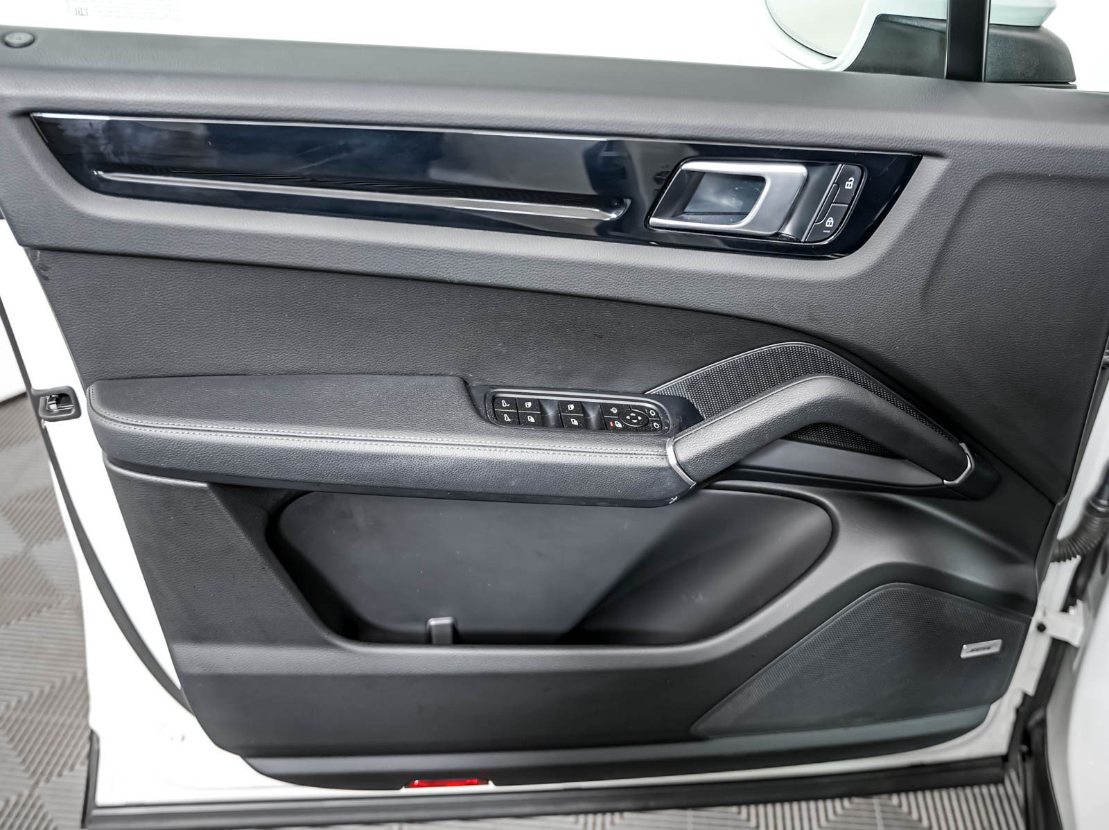 Certified 2022 Porsche Cayenne AWD/4WD image 27
