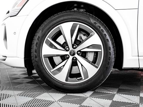 Used 2024 Audi Q8 e-tron Premium Plus image 6