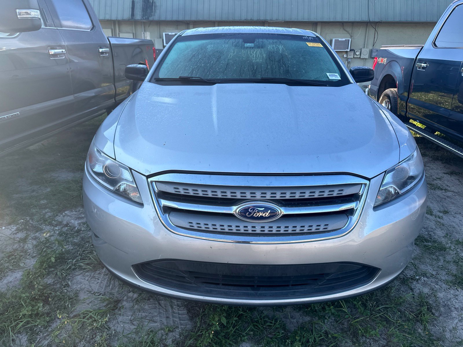 Used 2011 Ford Taurus SE FWD image 2