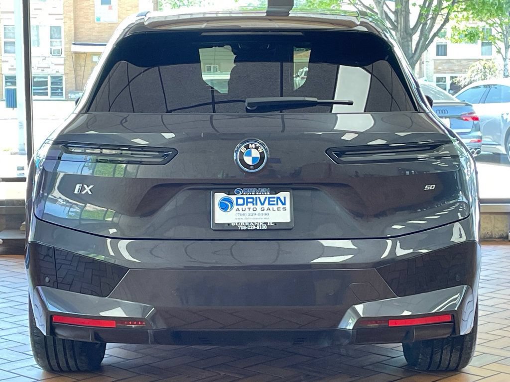 Used 2022 BMW iX xDrive50 w/ Sport Package AWD/4WD image 9