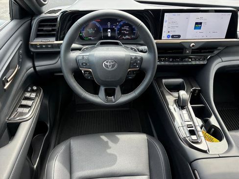 Used 2025 Toyota Crown Signia w/ Advanced Technology Package AWD/4WD image 4